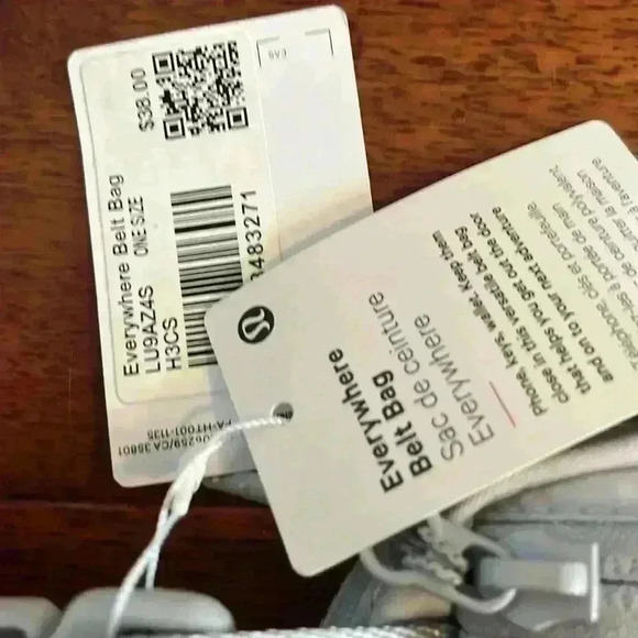 WHITE CAMO Lululemon Everywhere Belt Bag- SOLD OUT COLOR crossbody purse - Picture 4 of 4